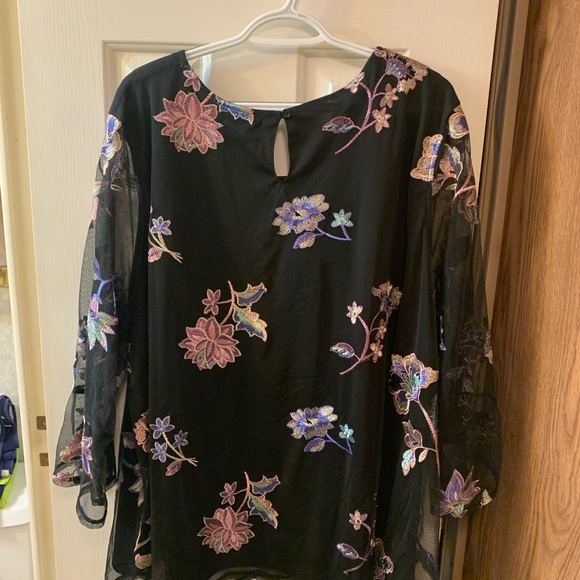 Cathrines 3/4 sleeve Flower Top - Picture 2 of 2